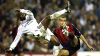 Pemain Real Madrid, Claude Makelele (kiri) berebut bola dengan pemain AC Milan, Rivaldo dalam laga Liga Champions 2002/2003 di Santiago Bernabeu Stadium, Madrid (12/3/2003). Claude Makelele total bermain dalam 96 laga di Liga Champions bersama Nantes, Real Madrid dan Chelsea dengan torehan 1 gol dan 5 assist. (AFP/Christophe Simon)