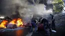 Warga Palestina menutup jalan utama antara Bethlehem dan Hebron pasca terjadi bentrokan dengan militer Israel di Beit Ommar, utara kota Hebron, (25/7/2014). (REUTERS/Mussa Qawasma)