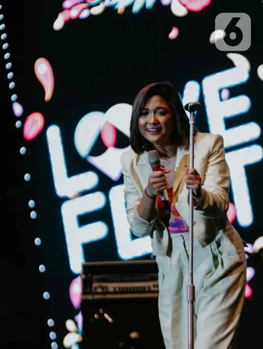 Penampilan Marion Jola saat tampil dalam festival musik Love Fest di Istora Senayan, Jakarta, Sabtu (22/2/2020). Dalam penampilannya Marion membawakan sejumlah lagu hitsnya seperti tak ingin pisah lagi, rayu, favorite sin. (Liputan6.com/Faizal Fanani)