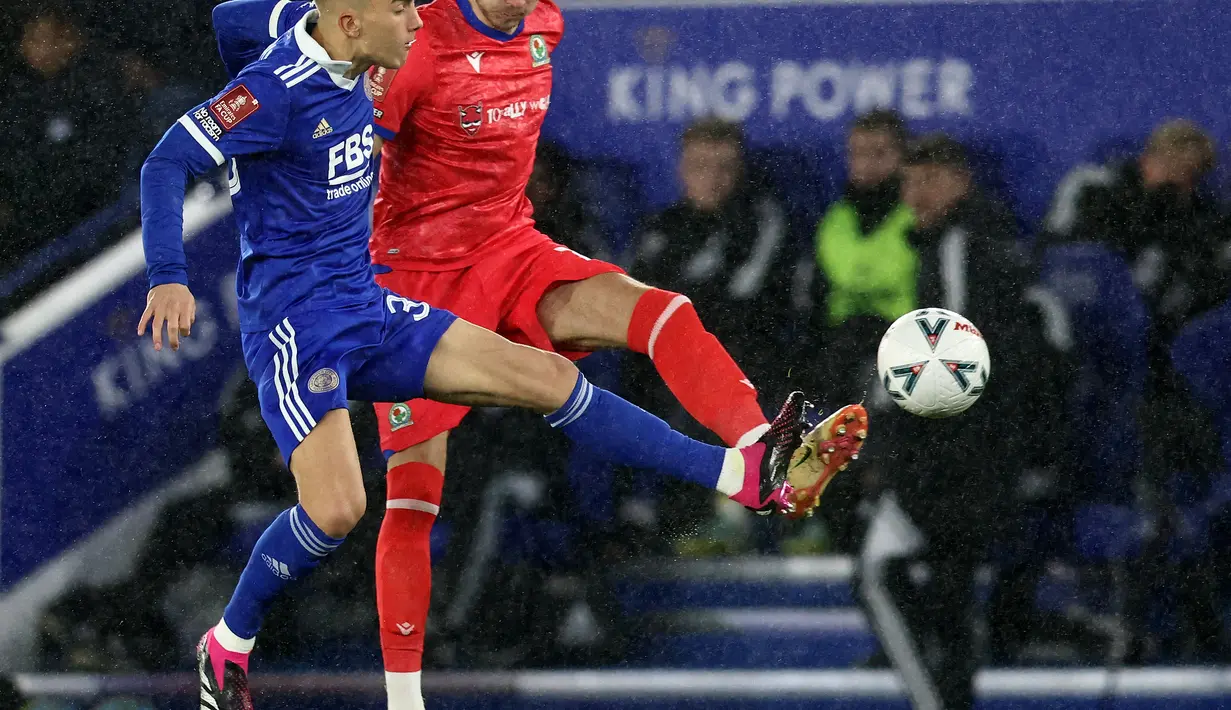 Bek Leicester City Luke Thomas (kiri) bersaing dengan gelandang Blackburn Rovers, Ryan Hedges pada laga putaran ke-5 Piala FA 2022/2023 di Stadion King Power, Rabu (1/3/2023), dini hari WIB. Baik Leicester dan Blackburn sama sama mencoba untuk menciptakan peluang. (Photo by DARREN STAPLES / AFP)