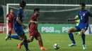 Gelandang Timnas Indonesia, Saddil Ramdani, berusaha melewati bek Thailand, Anuson Jaiphet, pada laga PSSI 88th U-19 di Stadion Pakansari, Jawa Barat, Minggu (23/9/2018). Kedua negara bermain imbang 2-2. (Bola.com/Vitalis Yogi Trisna)