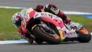 Pembalap Repsol Honda, Marc Marquez saat beraksi di sirkuit Indianapolis, Amerika Serikat, Minggu (9/8/2015). Marc Marquez dinobatkan sebagai juara setelah Finish pertama pada seri kali ini. (REUTERS/Brent Smith)
