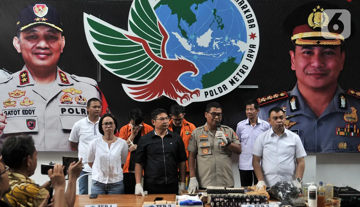 Kabid Humas Polda Metro Jaya, Kombes Pol Argo Yuwono memberikan keterangan saat rilis pengungkapan kasus narkoba jenis liquid di Jakarta, Senin (28/10/2019). Narkoba jenis tembakau gorila dalam bentuk liquid diperdagangkan dengan harga Rp 600 ribu per buah. (merdeka.com/Iqbal S. Nugroho)