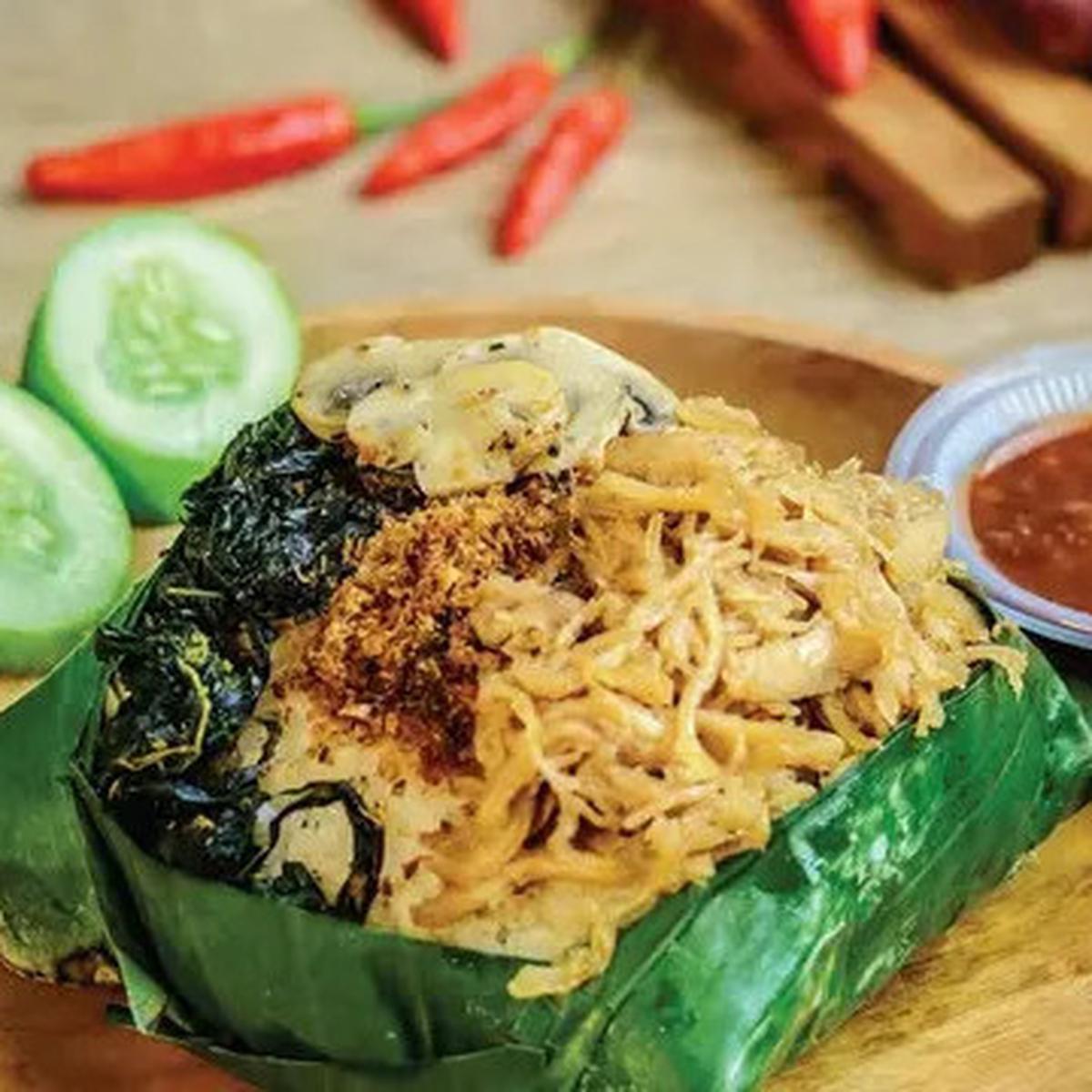 6 Resep Nasi Bakar Ayam Suwir Spesial Lezat, Aroma Daun Pisang yang Khas