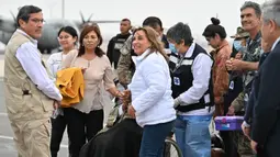 Presiden Peru Dina Boluarte (tengah) bersama warga negara Peru yang dipulangkan dari konflik antara Israel dan Hamas. (CRIS BOURONCLE/AFP)