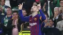 Striker Barcelona, Lionel Messi, merayakan gol yang dicetak ke gawang Real Betis pada laga La Liga 2019 di Stadion Benito Villamarin, Minggu (17/3). Barcelona menang 4-1 atas Real Betis. (AP/Miguel Morenatti)