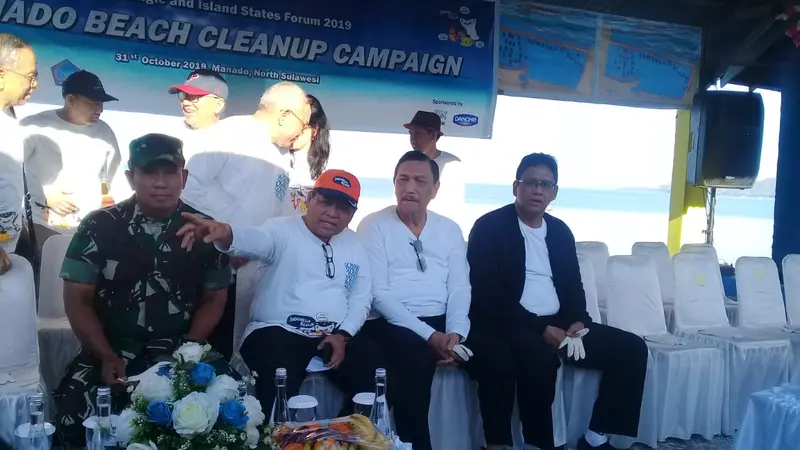 Menko Kemaritiman dan Investasi Luhut Binsar Pandjaitan saat meninjau pameran dalam rangka Archipelagic and Island States (AIS) 2019 di Kawasan Megamas, Kota Manado, Kamis (31/10/2019). Liputan6.com/ Yoseph I