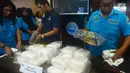 Petugas BNN menunjukkan barang bukti sabu seberat 20 Kg jaringan Malaysia di Kantor BNN, Jakarta, Kamis (26/4). Para tersangka yang ditangkap merupakan jaringan Malaysia. (Merdeka.com/Imam Buhori)