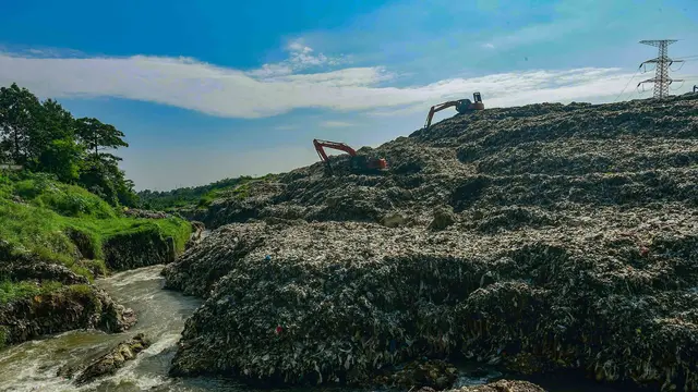 Terimbas Longsoran Sampah TPA Cipayung Depok, Aliran Kali Pesanggrahan Menyempit