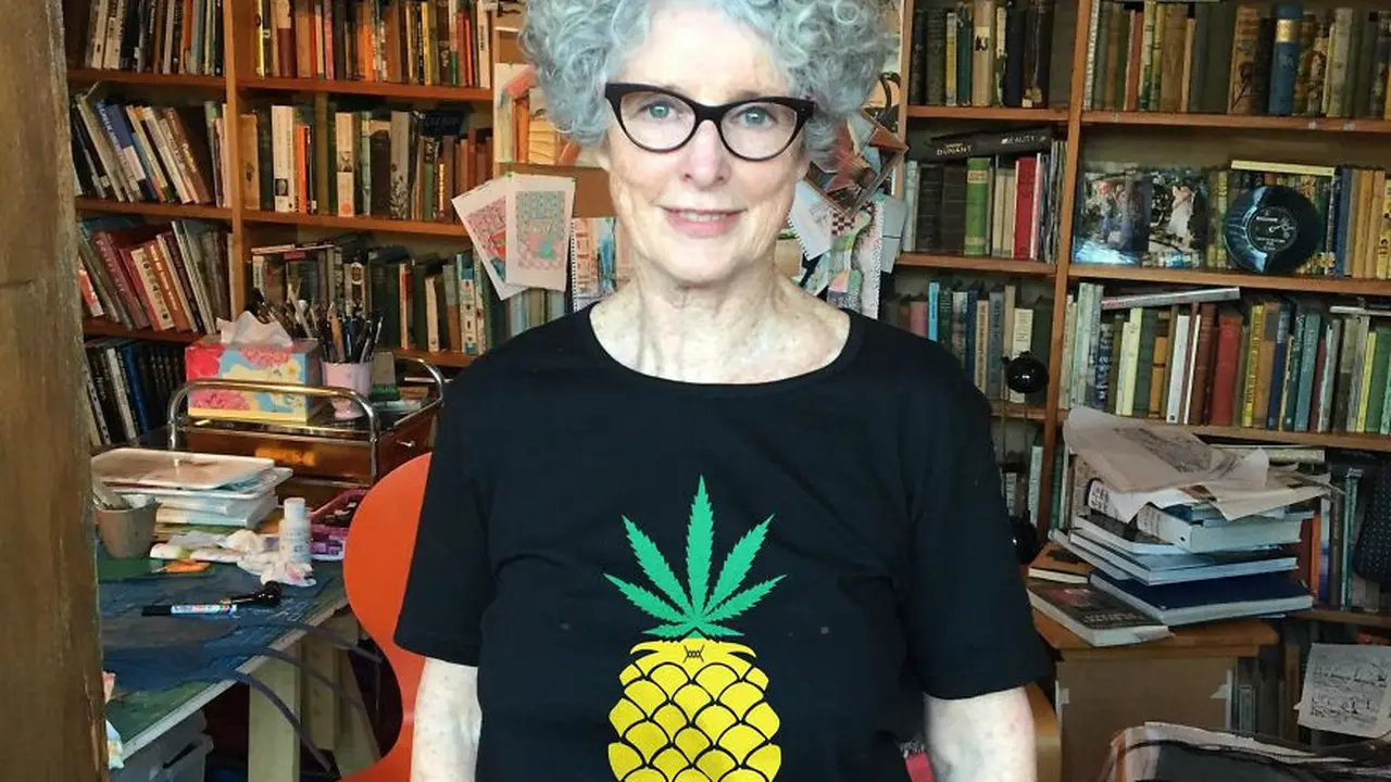 [Bintang] Ibu Ini Pikir Baju Favoritnya Gambar Nanas, Padahal ...