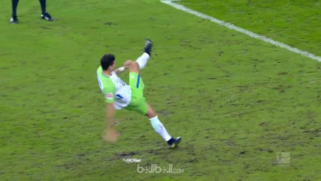 Mario Gomez terpeleset saat mengeksekusi penalti. This video is presented by Ballball.