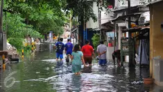 Tampak Warga melawati jalanan yang banjir di kawasan Jakarta Barat, Jumat (26/2). Ketinggian banjir mencapai 50-60cm.  (Liputan6.com/Faisal R Syam)