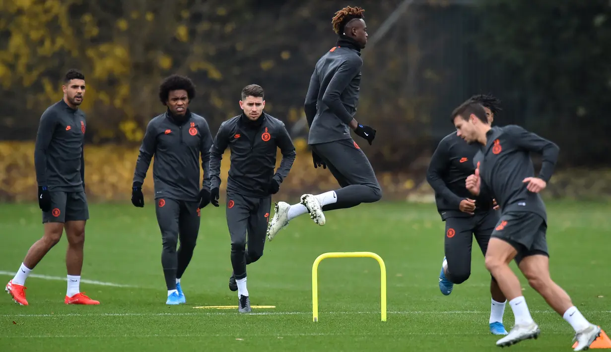 Pemain Chelsea Tammy Abraham (tengah) berlatih bersama rekan-rekannya jelang menghadapi Valencia pada penyisihan Grup H Liga Champions di Cobham Training Centre, Stoke D'Abernon, Inggris, Selasa (26/11/2019). Chelsea akan menghadapi Valencia pada 28 November 2019 dini hari WIB. (Glyn KIRK/AFP)