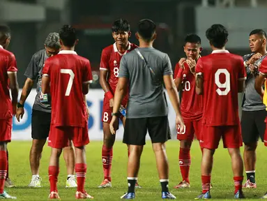 Penyerang Timnas Indonesia U-17, Arkhan Kaka (8)&nbsp;menangis usai pertandingan melawan Timnas Uni Emirat Arab U-17 di laga Grup B Kualifikasi Piala Asia U-17 2023 yang berlangsung di Stadion Pakansari, Bogor, Rabu (5/10/2022) (Bola.com/M Iqbal Ichsan)