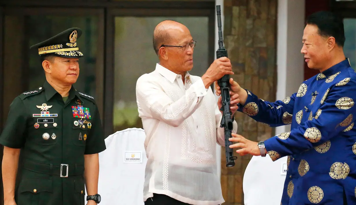 Dubes China untuk Filipina Zhao Jianhua (kanan) menyerahkan senapan serbu CQ-A5b buatan China ke Menhan Filipina Delfin Lorenzana, Manila, Filipina (5/10). Otoritas China menghadiahkan 3 ribu pucuk senapan serbu untuk Filipina.(AP Photo/Bullit Marquez)
