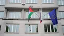 Foto yang diambil di Ljubljana pada 30 Mei 2024 ini menunjukkan bendera Palestina di samping bendera Slovenia dan Eropa di Gedung Pemerintah. (Jure Makovec / AFP)