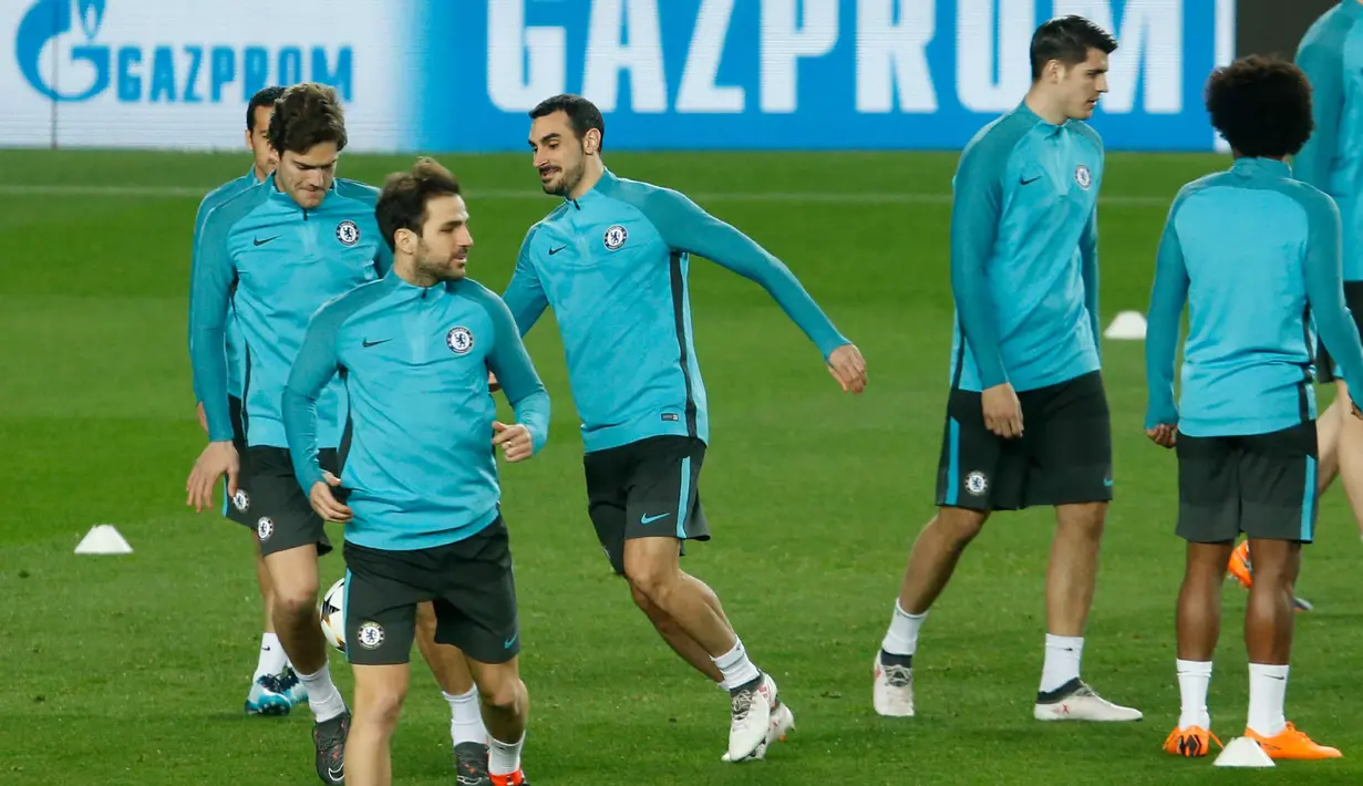 Para pemain Chelsea saat menghadiri sesi latihan di stadion Camp Nou di Barcelona (13/3). Chelsea akan bertanding melawan wakil Spanyol Barcelona pada leg kedua babak 16 Liga Champions. (AFP Photo/Pau Barrena)