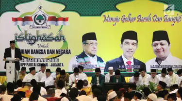 Ketua Umum Partai Golkar Airlangga Hartarto memberi sambutan pada acara  Istigasah di DPP Golkar, Jakarta, Rabu (28/2). Kegiatan doa bersama ini diselenggarakan menghadapi tahun politik agar Partai Golkar mendapat keberkahan. (Liputan6.com/Angga Yuniar)