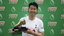 Pemain Tottenham Hotspur Son Heung-min berpose dengan penghargaan sepatu emas Liga Inggris usai melawan Norwich City di Stadion Carrow Road, Norwich, Inggris, 22 Mei 2022. Tottenham Hotspur menang 5-0. (Nigel French/PA via AP)