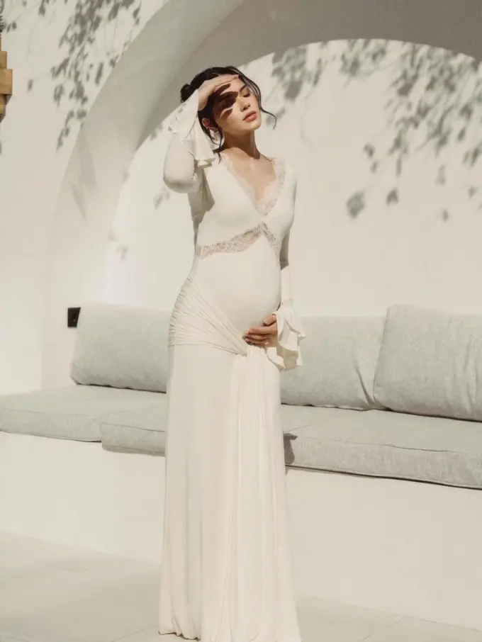 Alyssa Daguise Pamer Baby Bump di Usia Kehamilan 6 Bulan, Tampil Anggun dengan Lace Dress Putih yang Elegan