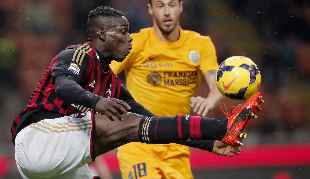 Mario Balotelli. Striker Italia berusia 31 tahun yang sejak awal musim 2021/2022 memperkuat Adana Demirspor ini sempat memperkuat AC Milan selama 3 musim dalam 2 periode, mulai 2012/2013 hingga 2013/2014 dan 2015/2016. Di periode pertama, ia didatangkan dari Manchester City pada tengah musim 2012/2013 dengan nilai transfer 20 juta euro usai membela The Citizens selama 2,5 musim. Sementara di periode keduanya, ia didatangkan dengan status pinjaman dari Liverpool pada awal musim 2015/2016. Total dua periode, ia tampil dalam 77 laga di semua ajang dengan torehan 33 gol dan 9 assist. (AFP/Marco Bertorello)