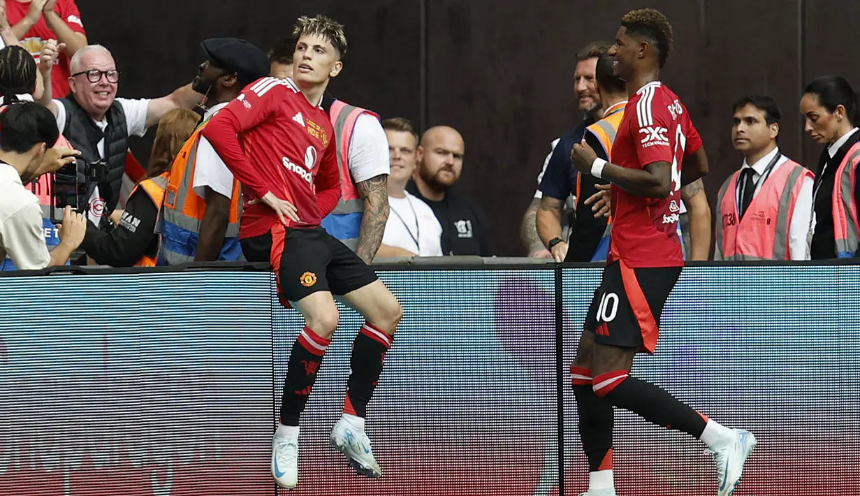 Selebrasi gelandang Manchester United, Alejandro Garnacho (kiri) setelah mencetak gol ke gawang Manchester City pada laga Community Shield 2024 di Wembley Stadium, London, Sabtu (10/8/2024). (AP Photo/David Cliff)