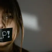 Ilustrasi seorang perempuan meminta pertolongan. (Sumber foto: Pexels.com).