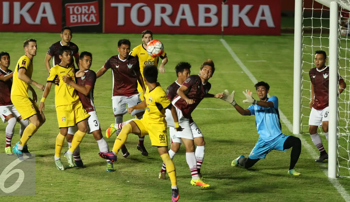 Pemain Persegres GU berusaha menahan serangan Mitra Kukar saat turnamen Piala Presiden 2017 di Stadion Maguwoharjo, Sleman, Sabtu (4/2). Laga ini dimenangkan Mitra Kukar dengan skor 1-0. (Liputan6.com/Helmi Fithriansyah)
