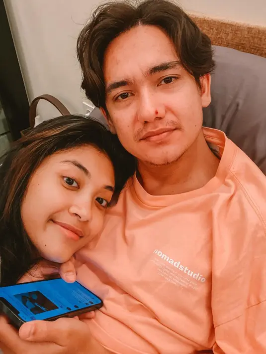<p>Potret romantisme Adipati Dolken dan Canti Tachril (foto: instagram cantitachril)</p>