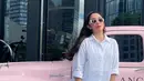Tampil stunning dengan kacamata hitam yang bertengger di hidungnya, penampilan Ussy Sulistiawaty seperti anak usia 20-an tahun. Lengan kemeja yang dilipat hingga siku dan heels yang dkenakannya semakin mendukung penampilannya jadi makin keren. (Liputan6.com/IG/@ussypratama)