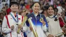 Pebulu tangkis tunggal putri China, He Bing Jiao (kiri) berfoto bersama dengan pebulu tangkis Korea Selatan, An Se-young dan pebulu tangkis Indonesia, Gregoria Mariska Tunjung di atas podium Olimpiade Paris 2024 setelah laga final yang berlangsung di Porte de la Chapelle Arena, Paris, Prancis, Senin (05/08/2024). (AP Photo/Kin Cheung)