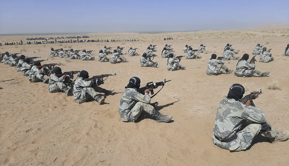 Para prajurit Taliban tengan dilatih dalam program pelatihan yang digelar selama tiga minggu di Lashkar Gah yang berada di Provinsi Helmand, barat daya, Afghanistan, Senin (25/10/202). Pasukan terbaru ini dilaporkan akan menyertakan tentara-tentara dari rezim sebelumnya. (AP Photo/Abdul Khaliq)