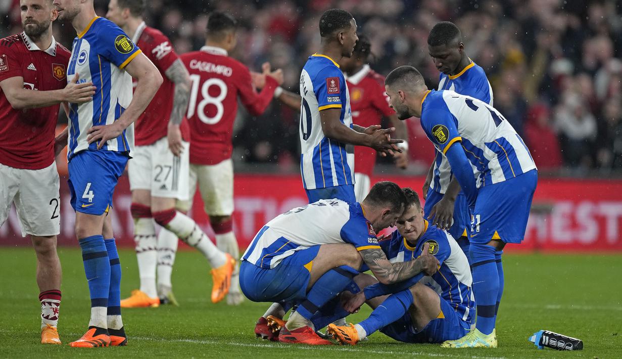 Reaksi kecewa pemain Brighton setelah timnya kalah dari Manchester United pada laga semifinal Piala FA 2022/2023 di Stadion Wembley, London, Minggu (23/04/2023). Laga dimenangkan oleh MU dengan skor 7-6 melalui babak adu penalti. (AP Photo/Alastair Grant)