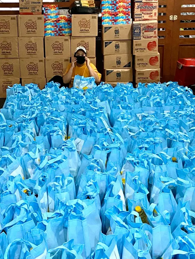 Jenny Rachman mendistribusikan ribuan paket sembako dan nasi kotak bersamaan dengan makanan buka puasa (ta'jil)
