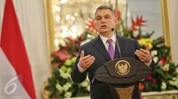 Perdana Menteri Hongaria, Y.M. Tuan Viktor Orban memberikan pernyataan di Istana Merdeka, Jakarta, (1/2). Kerjasama di bidang pengelolaan air, pengembangan energi terbarukan, pertanian, pendidikan dan ekonomi digital. (Liputan6.com/Faizal Fanani)