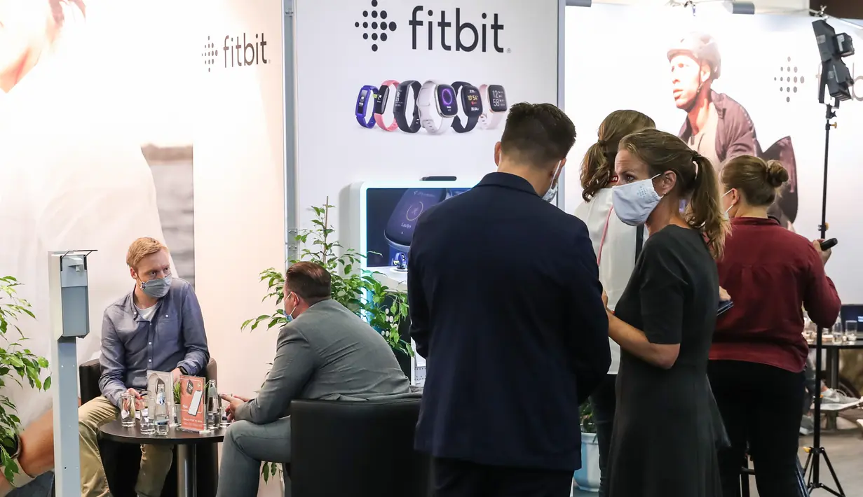 Orang-orang yang mengenakan masker mengunjungi stan Fitbit dalam pameran IFA 2020 di Berlin, ibu kota Jerman, pada 3 September 2020. Pameran perdagangan teknologi itu dibuka di Berlin pada Kamis (3/9) dengan skala yang diperkecil akibat krisis virus corona yang masih berlangsung (Xinhua/Shan Yuqi)