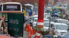 Kemacetan mengular sepanjang jalan Simpang Jomin menuju Patrol dan sebaliknya (Liputan6.com/Miftahul Hayat)