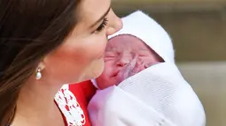 Kate Middleton menggendong bayi ketiganya ketika akan meninggalkan Rumah Sakit St Mary's di Paddington, London, Senin (23/4). Kate Middleton selesai menjalani proses lahiran anak ketiganya yang berjenis kelamin laki-laki. (John Stillwell/Pool via AP)
