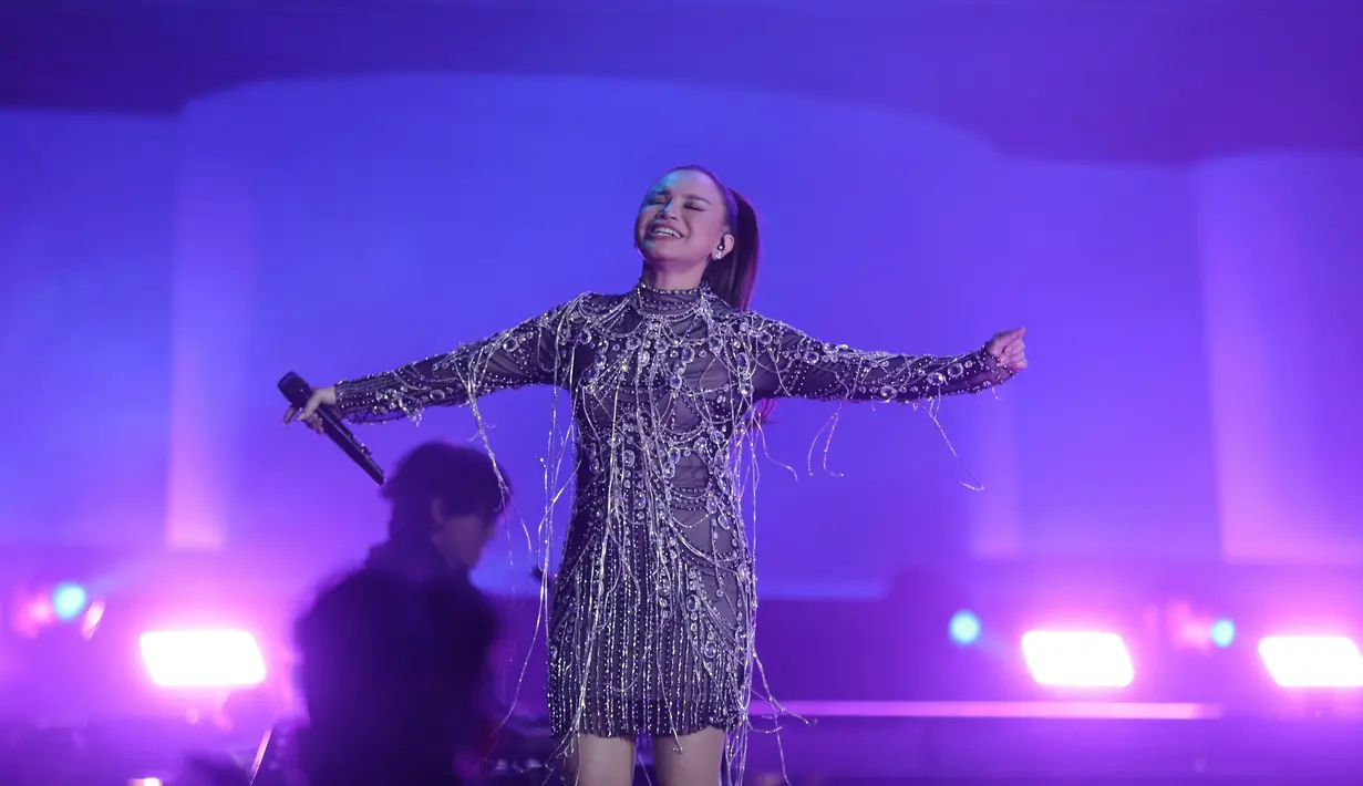 <p>Konser ini menjadi pembuktian eksistensi Rossa di belantika musik Tanah Air. Lagunya terus terngiang dan banyak dicintai, termasuk lagu-lagu ballad. (Daniel Kampua/Fimela.com)</p>