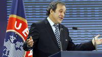 Presiden UEFA Michel Platini terpilih kembali untuk kedua kalinya pada Kongres UEFA di Paris, Prancis, 22 Maret 2011. AFP PHOTO/PATRICK KOVARIK