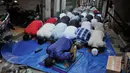 Sejumlah warga melaksanakan salat dan doa bersama di gang sempit Kampung Akuarium, Jakarta, Senin (11/4). Doa bersama dilakukan jelang penertiban Pasar Ikan, Aquarium dan kampung Luar Batang, Penjaringan, oleh Pemprov DKI (Liputan6.com/Gempur M Surya)