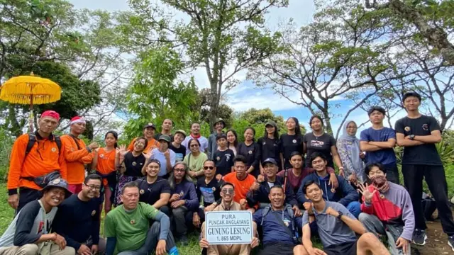 Sekelompok pendaki berada di Gunung Lesung, Bali. @wayanalitputrawan