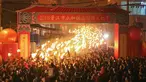 Ratusan warga memegang obor mengikuti parade untuk berdoa semoga berhasil di tahun baru saat sebuah festival obor di Jinjiang di provinsi Fujian, China timur (24/2). (AFP Photo)