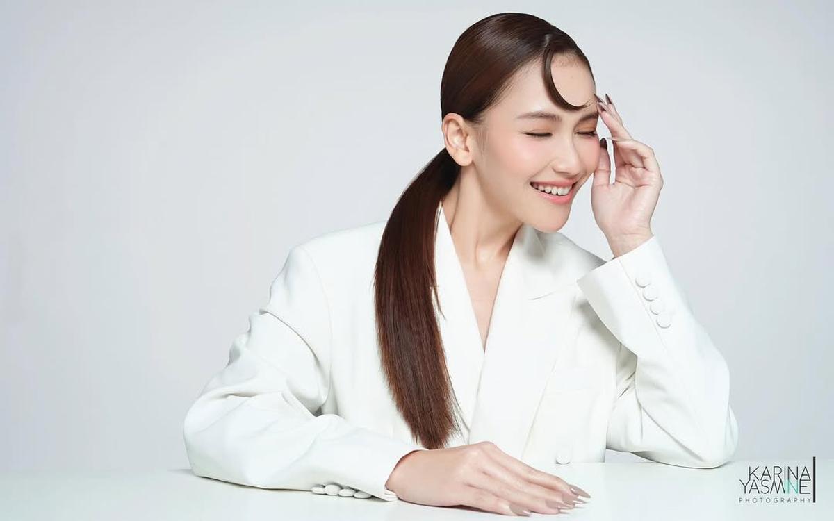 4 Potret Terbaru Ayu Ting Ting dengan Outfit Serba Putih dan Poni Bulan Sabit yang Unik