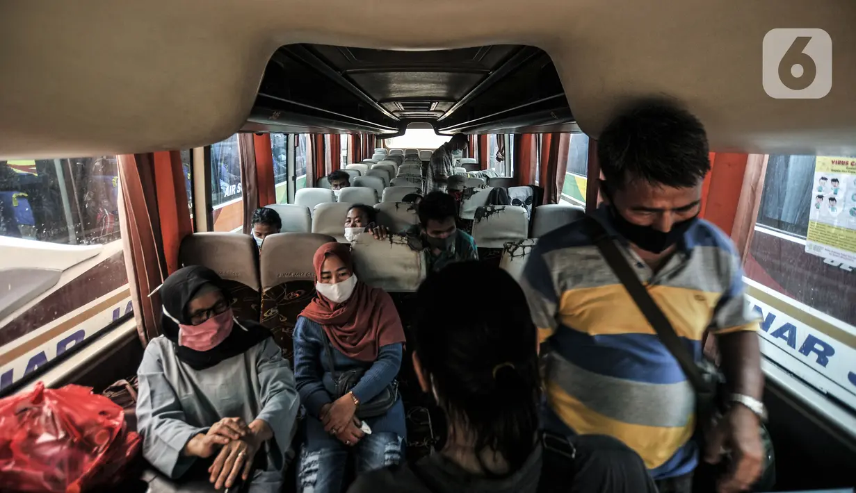 Calon penumpang saat menunggu keberangkatan bus di Terminal Kampung Rambutan, Jakarta, Selasa (4/5/2021). Jelang pemberlakukan larangan mudik, jumlah penumpang di Terminal Kampung Rambutan yang menggunakan bus AKAP melonjak hingga 30 persen sejak awal Mei 2021. (merdeka.com/Iqbal S. Nugroho)