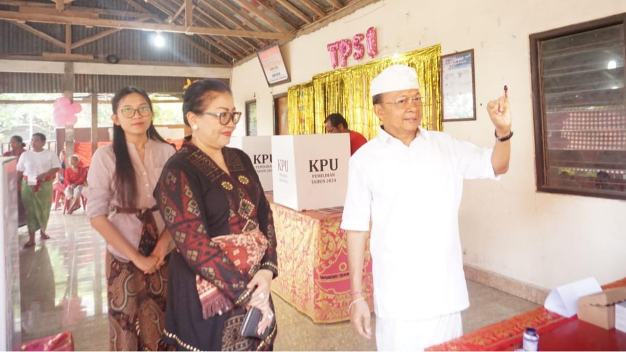Begini Ritual Cagub Bali Wayan Koster dan De Gadjah Sebelum Nyoblos di TPS