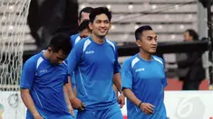 Beberapa selebritis masuk dalam skuad Indonesia All Star yang dipersiapkan melawan Park Ji Sung & Friends di stadion GBK Jakarta, (1/6/2014). (Liputan6.com/Helmi Fithriansyah)