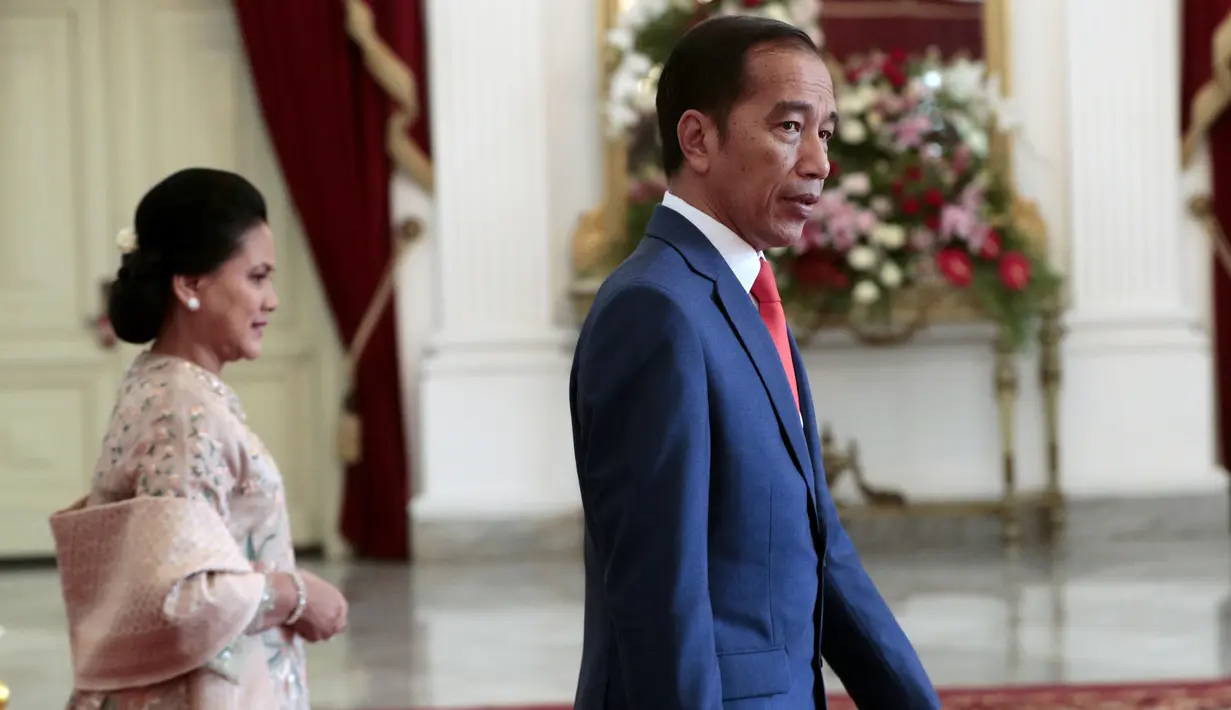 Presiden  Joko Widodo bersama ibu negara Iriana bersiap menyambut  sejumlah tamu negara di Istana Merdeka, Minggu (20/10/2019). okowi akan kembali dilantik sebagai Presiden bersama Ma'ruf Amin yang terpilih menjadi Wakil Presiden RI periode 2019-2024, Minggu (20/10/2019). (AP Photo/Dita Alangkara)