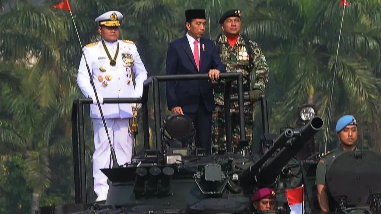 Upacara peringatan HUT TNI ke-78 telah dilaksanakan pada Kamis (5/10) lalu. Upacara pun dipimpin langsung oleh Presiden Joko Widodo. <br>