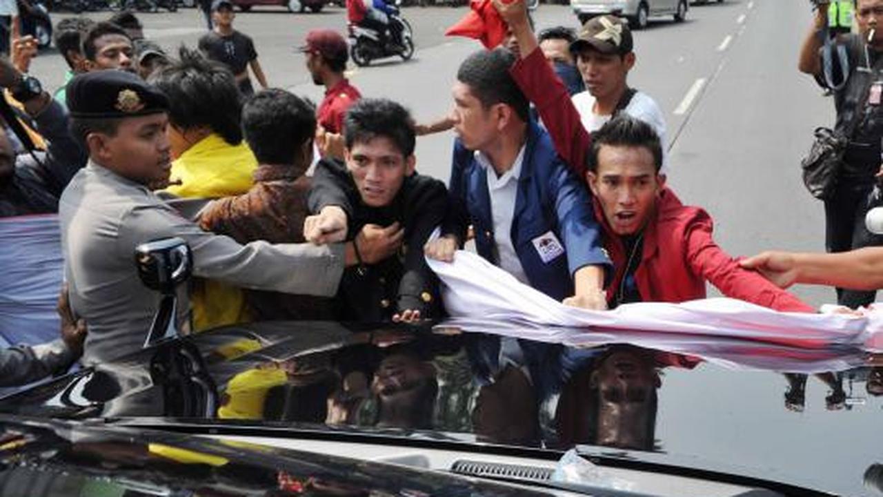 Tolak RUU Kamnas, mahasiswa bakar ban dan blokir jalan